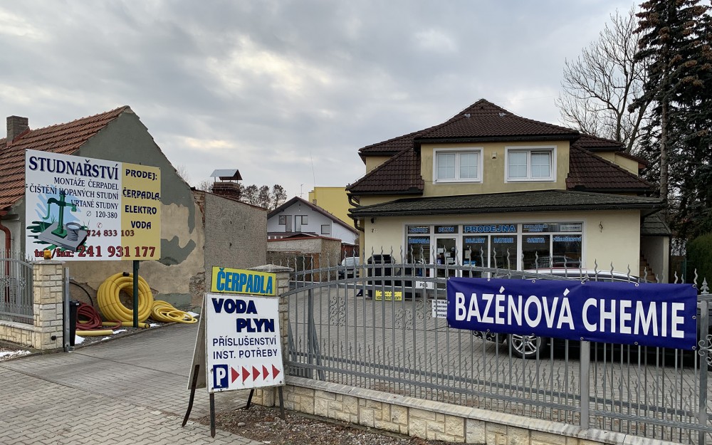 Vjezd do areálu prodejny AQUA AD v Jesenici u Prahy